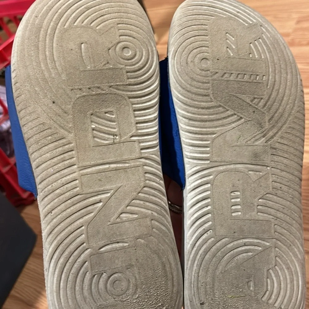 Men size 8 blue and white Under Armour slides! Perfect for beach, summer, pool